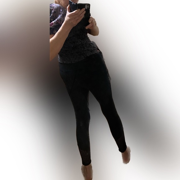 000 Lorna Jane black leggings with netted areas - size medium - Picture 9 of 11